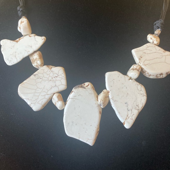 Gorgeous, white  Slab  Howlite  necklace Perfect for Summer - Picture 6 of 8